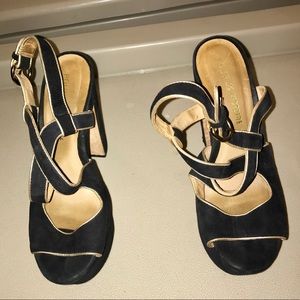 Pour La Victoire black & gold Sandal wedge Pumps.